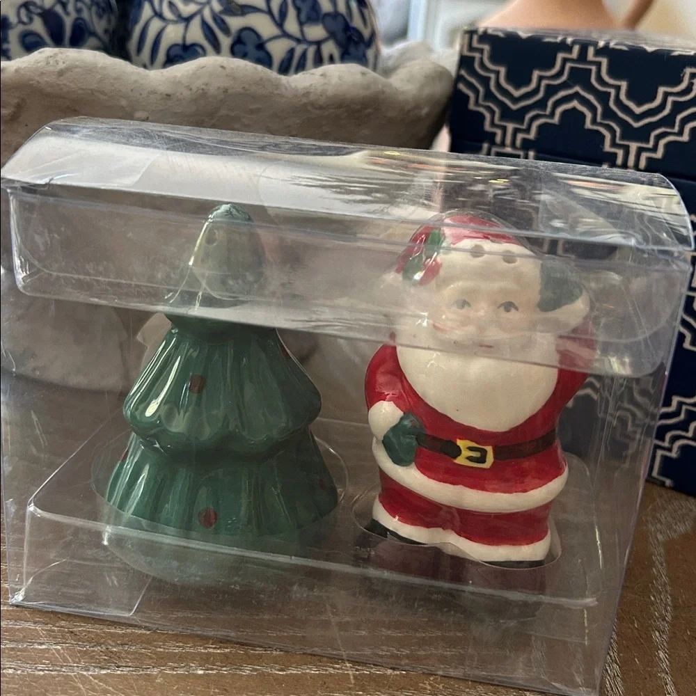 NEW! Christmas Holiday Santa Claus & Christmas Tree Ceramic Salt Pepper Shaker